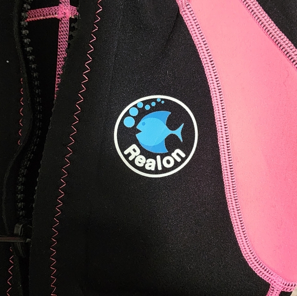 Girls size M Wetsuit - Picture 2 of 3